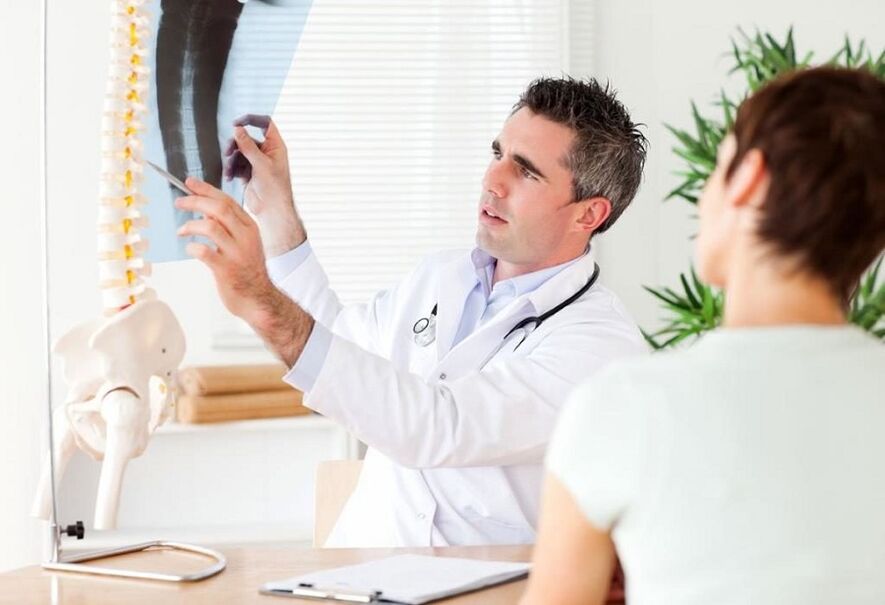 Az orvos röntgenvizsgálatot végez a mellkasi osteochondrosis diagnosztizálására